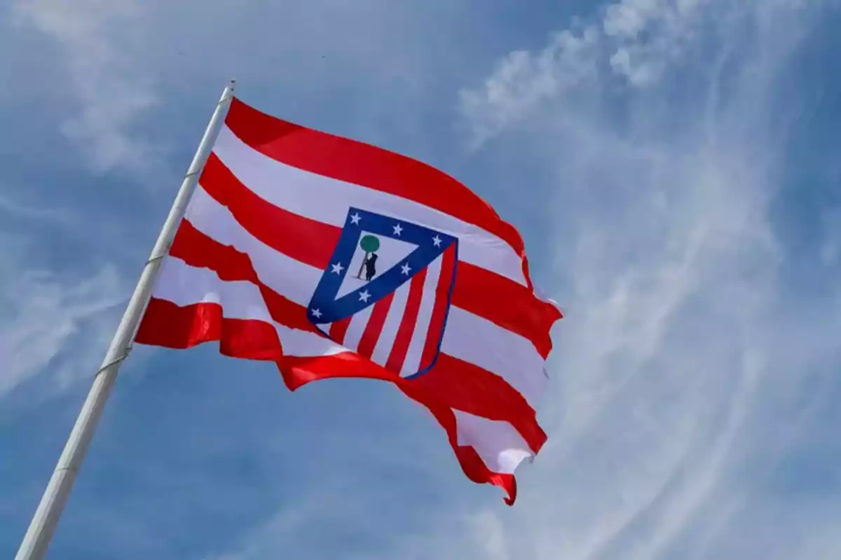 Bandera del Atlético de Madrid ondeando en el cielo.