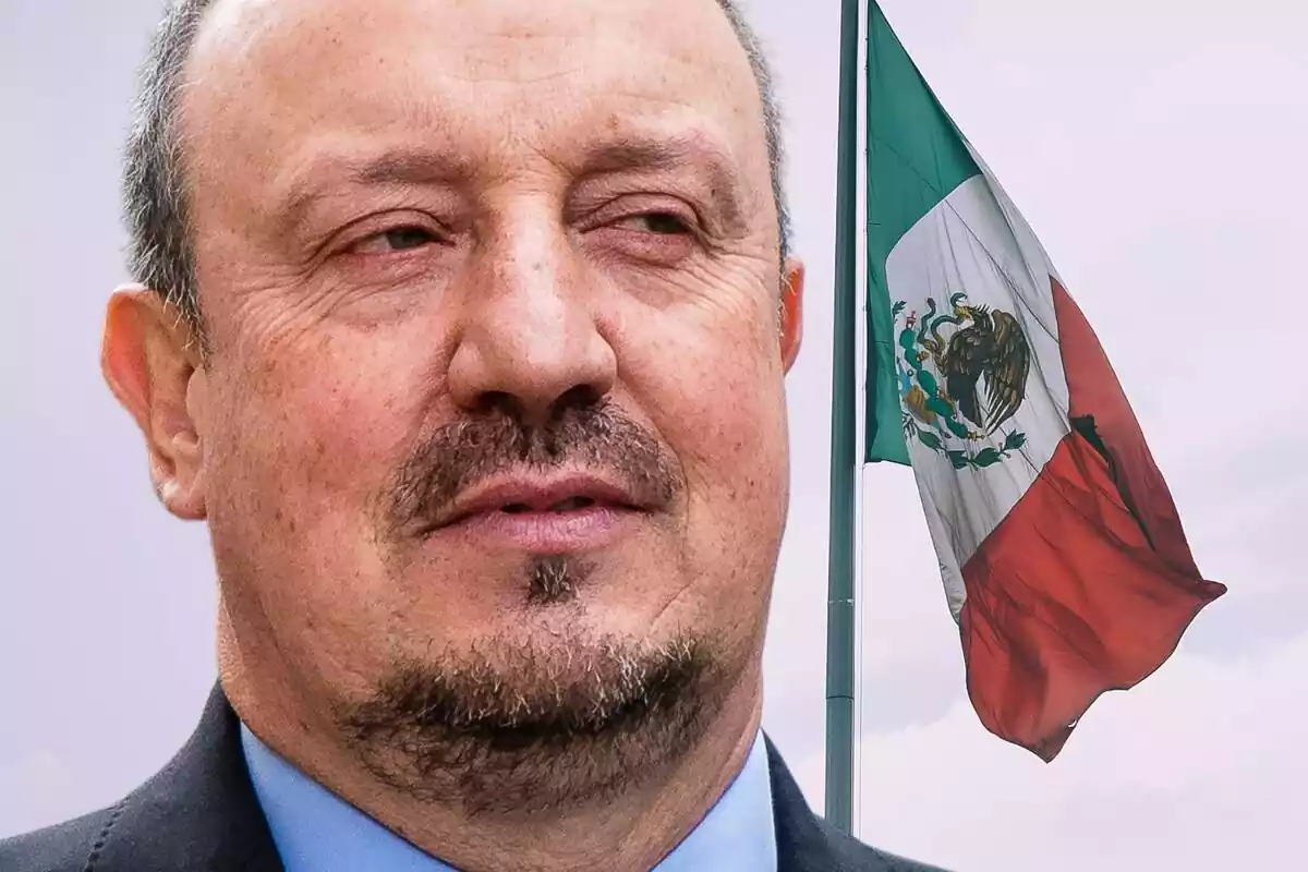 Rafa Benítez con la bandera de México al fondo