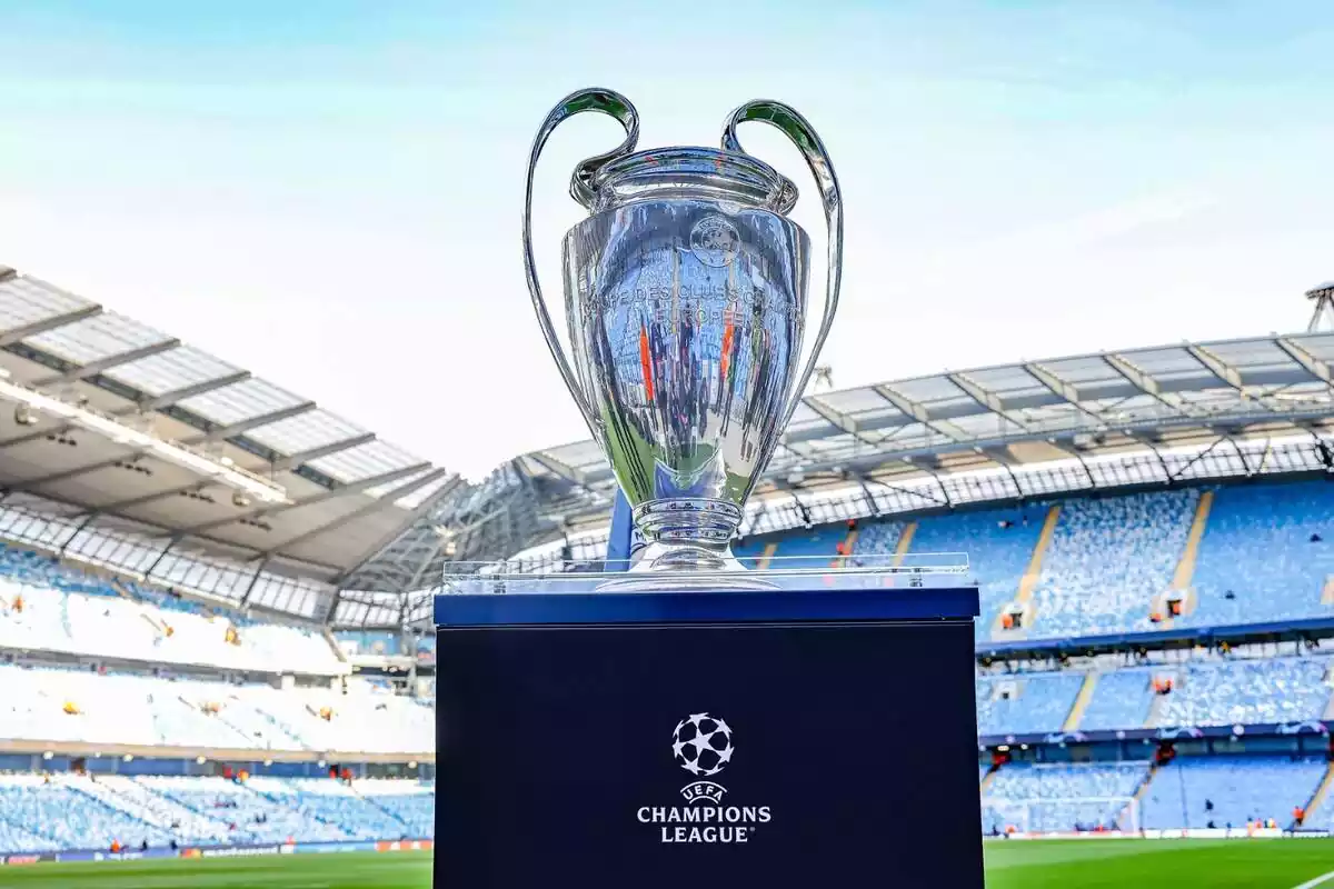 Una imagen del trofeo de la Champions League en el estadio del Manchester City