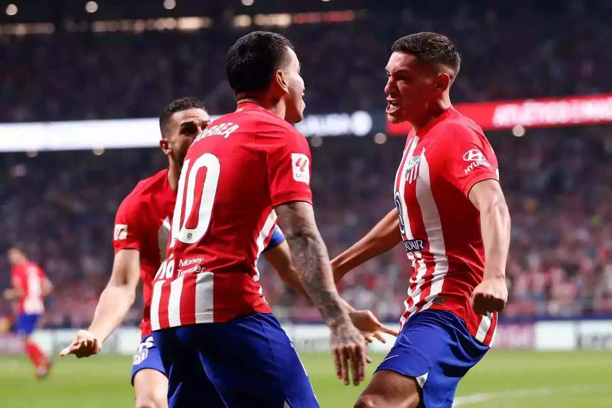 Imagen de Ángel Correa, Nahuel Molina y Koke celebrando un gol ante el Cádiz