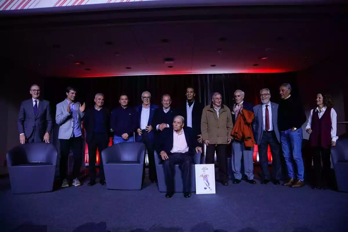 El que fuera capitán del Atlético de Madrid, Enrique Collar, fue homenajeado en el Metropolitano el día de su 89 cumpleaños por parte de la Unión Internacional de Peñas, sus excompañeros, familiares y leyendas del club rojiblanco