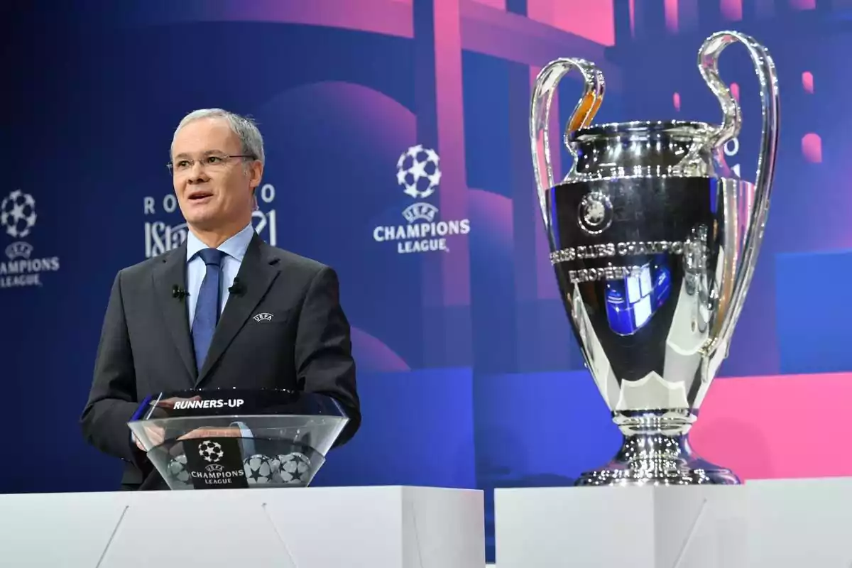 El sorteo de la Champions League con el trofeo y las bolas de los emparejamientos