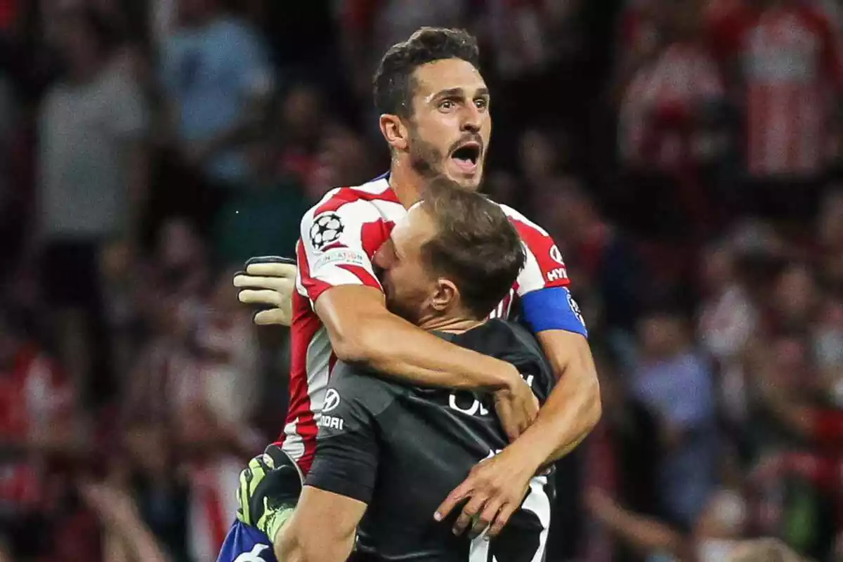 Koke i Jan Oblak se abrazan tras un go en Champions League del Atlético de Madrid en el Civitas Metropolitano