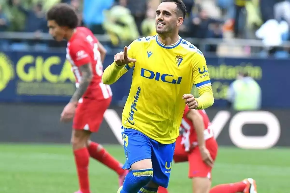 Imagen de Juanmi celebrando un gol con el Cádiz