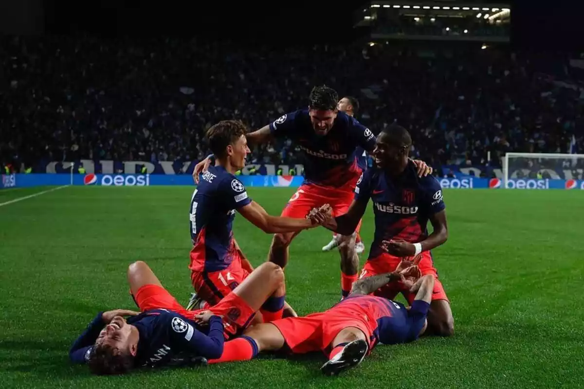 Imagen de los jugadores del Atlético de Madrid celebrando un gol en Oporto