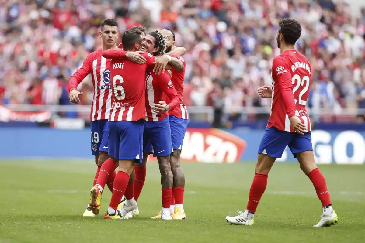 Jugadores del Atlético de Madrid celebrando el gol de De Paul