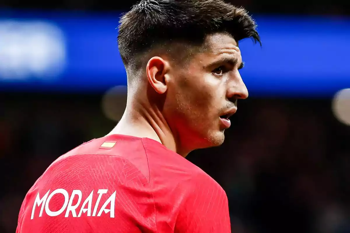 Jugador de fútbol con camiseta roja y el nombre "Morata" en la espalda.