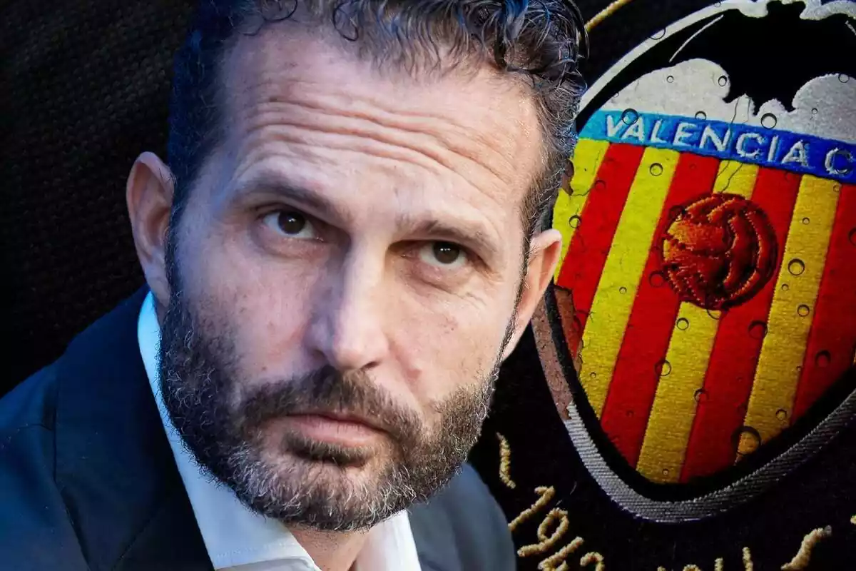 Rubén Baraja mirando al frente con el rostro serio y el escudo del Valencia CF al fondo