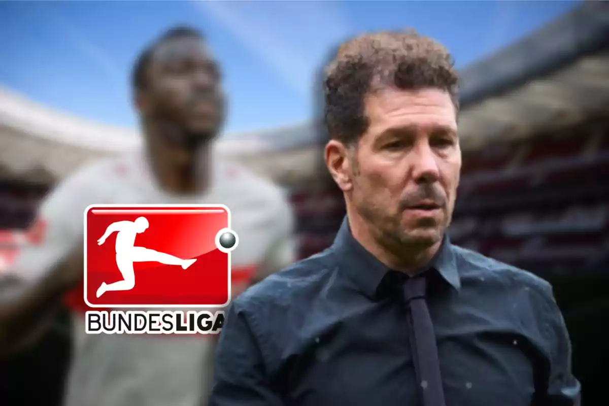 Un hombre con camisa oscura y corbata frente a un estadio de fútbol, con el logo de la Bundesliga en primer plano.